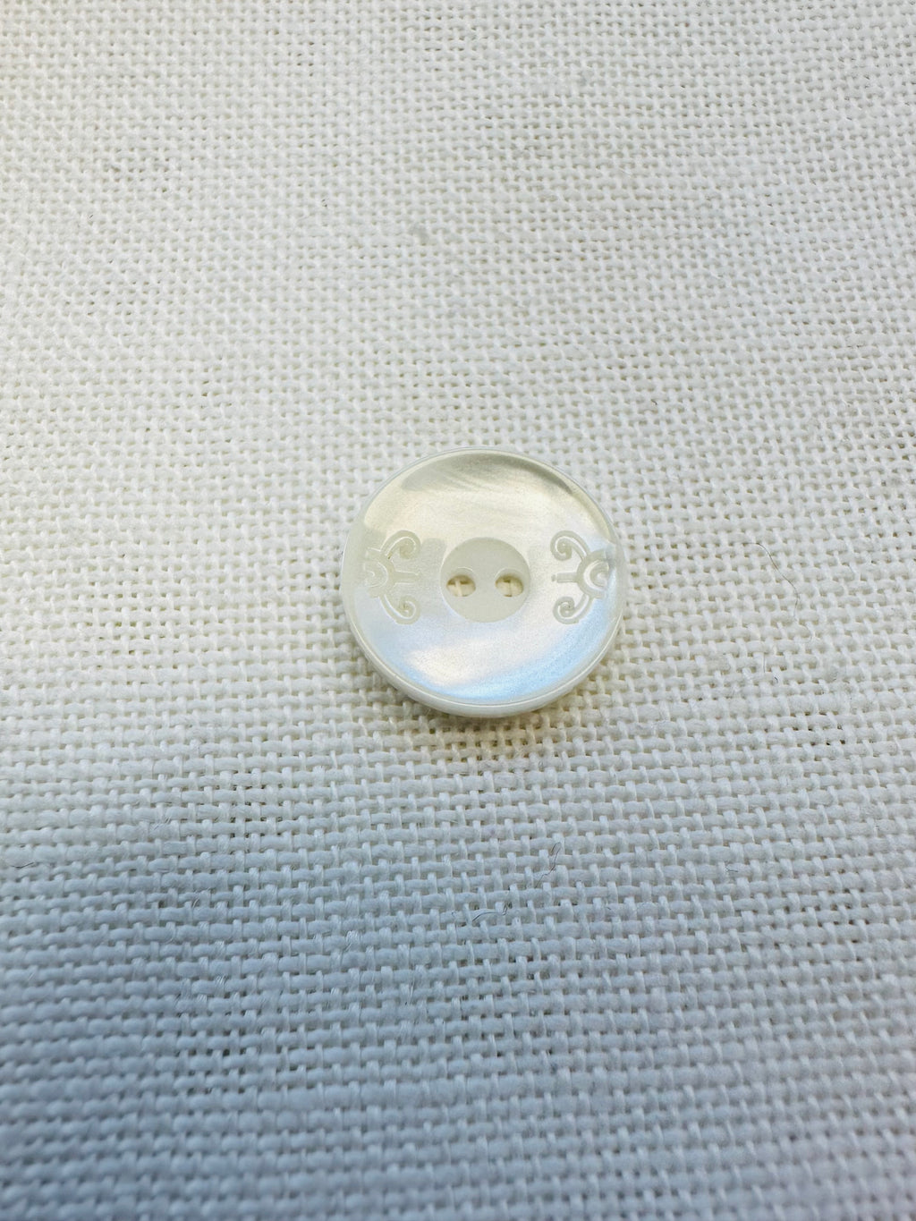 Ivory Pearl-Effect Button 18mm – Decorative Scroll Detail