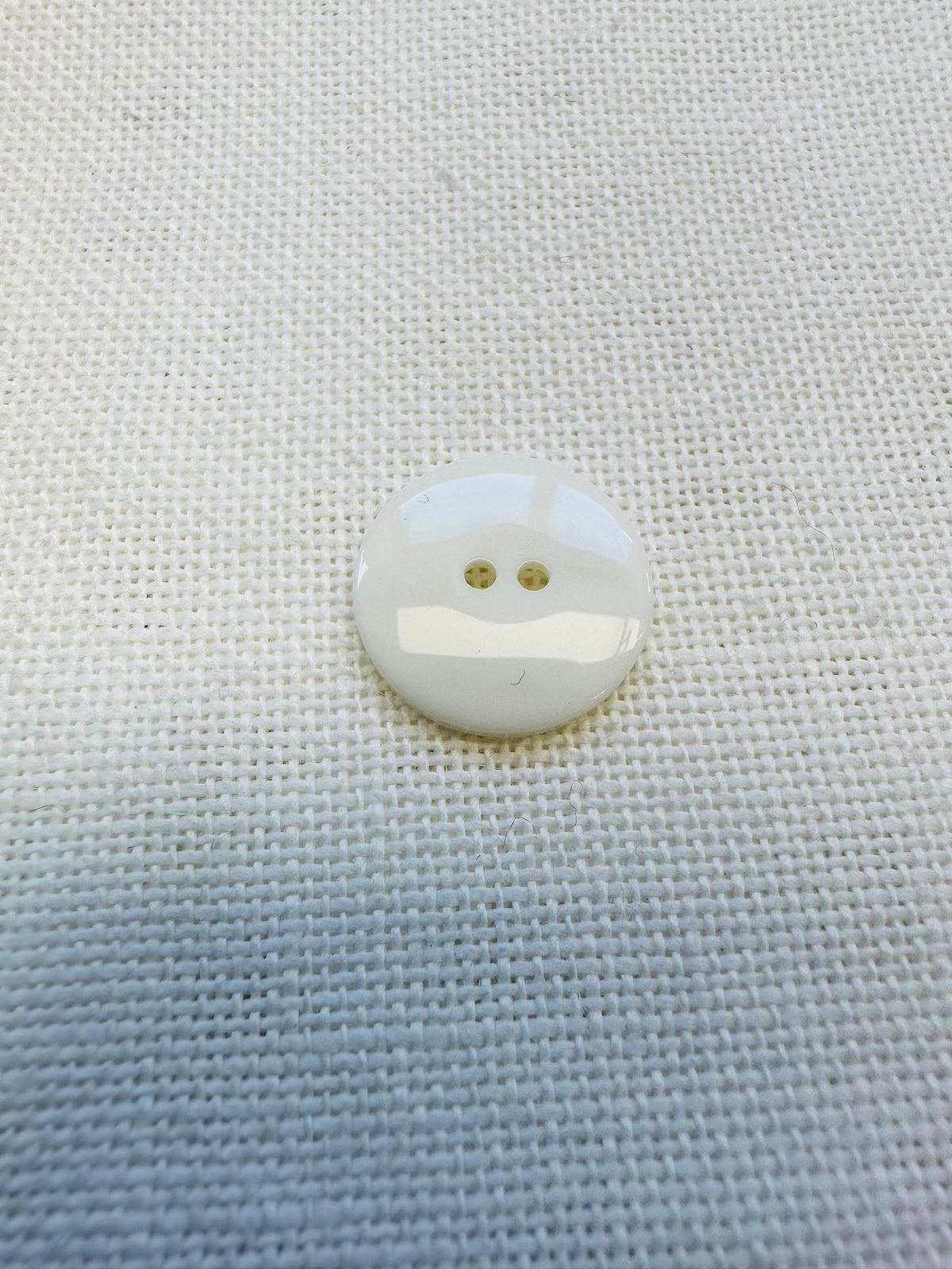 Ivory Pearl-Effect Button 18mm – Decorative Scroll Detail