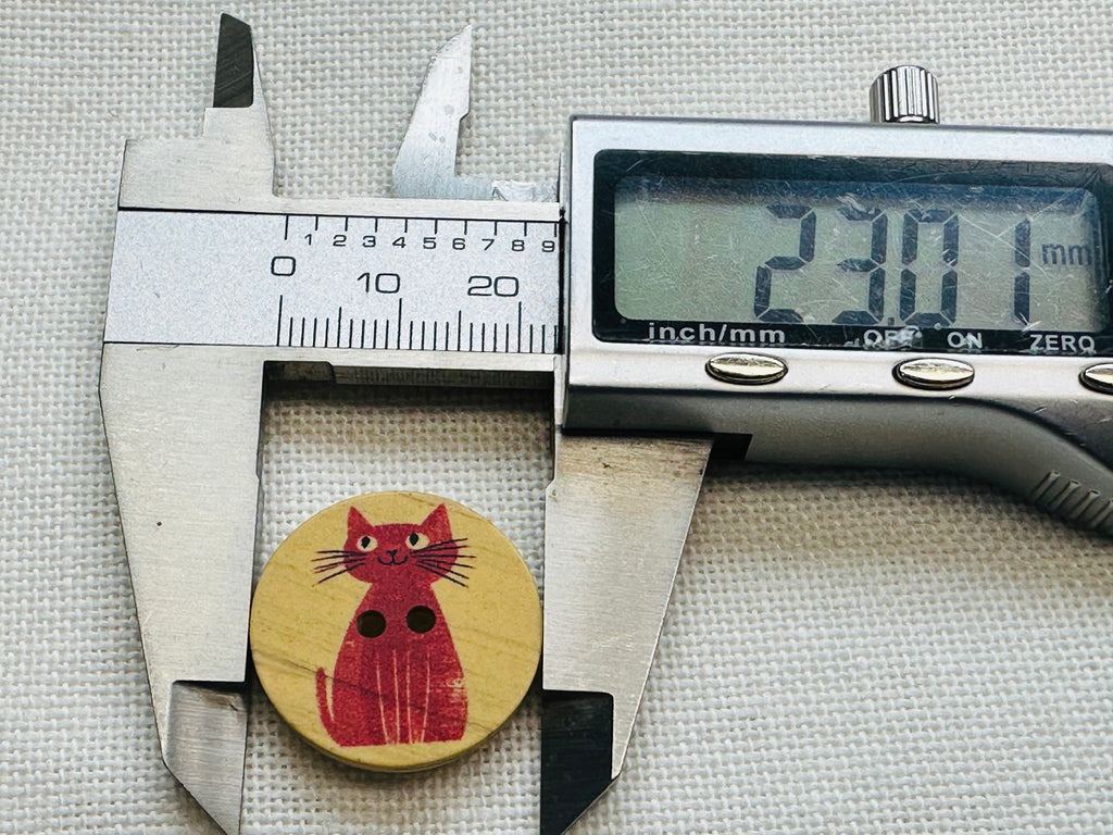 Red Cat Two-Hole Button – 23mm