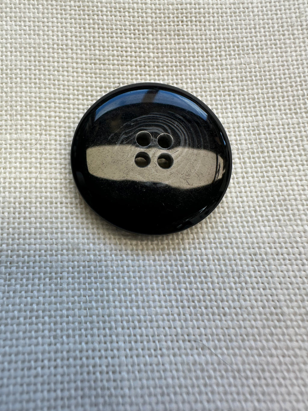 Black Glossy Four-Hole Button – 28mm