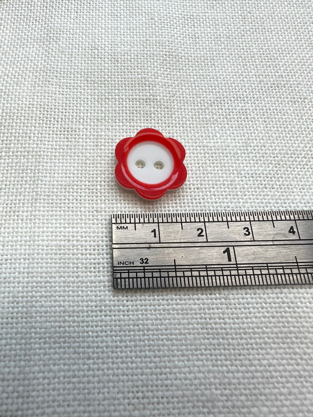 Red and White Flower Buttons 18mm – Pack of 30 | Last Chance Treasure
