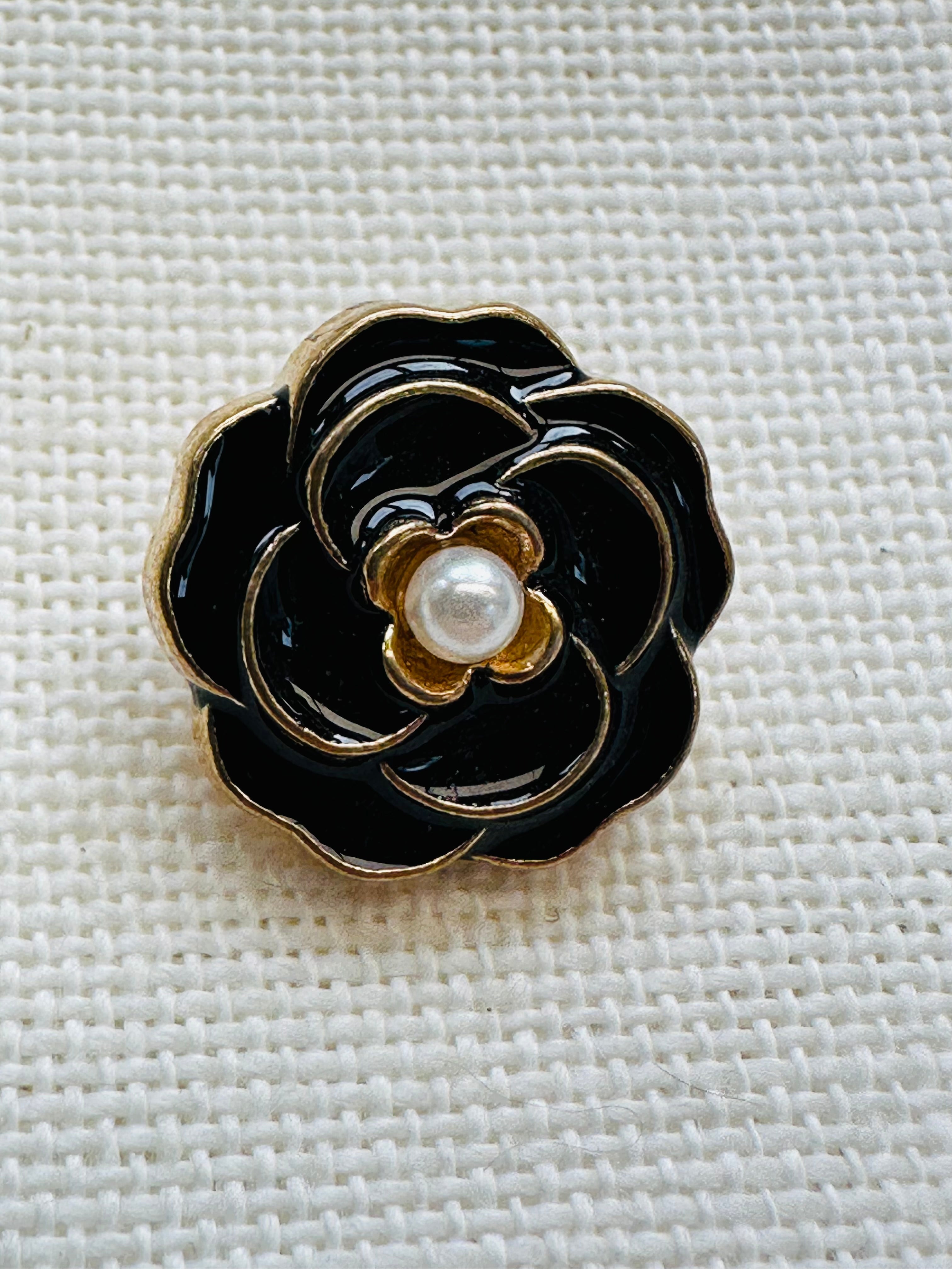 Black & Gold Camellia Flower Button – 18mm – Sold Individually