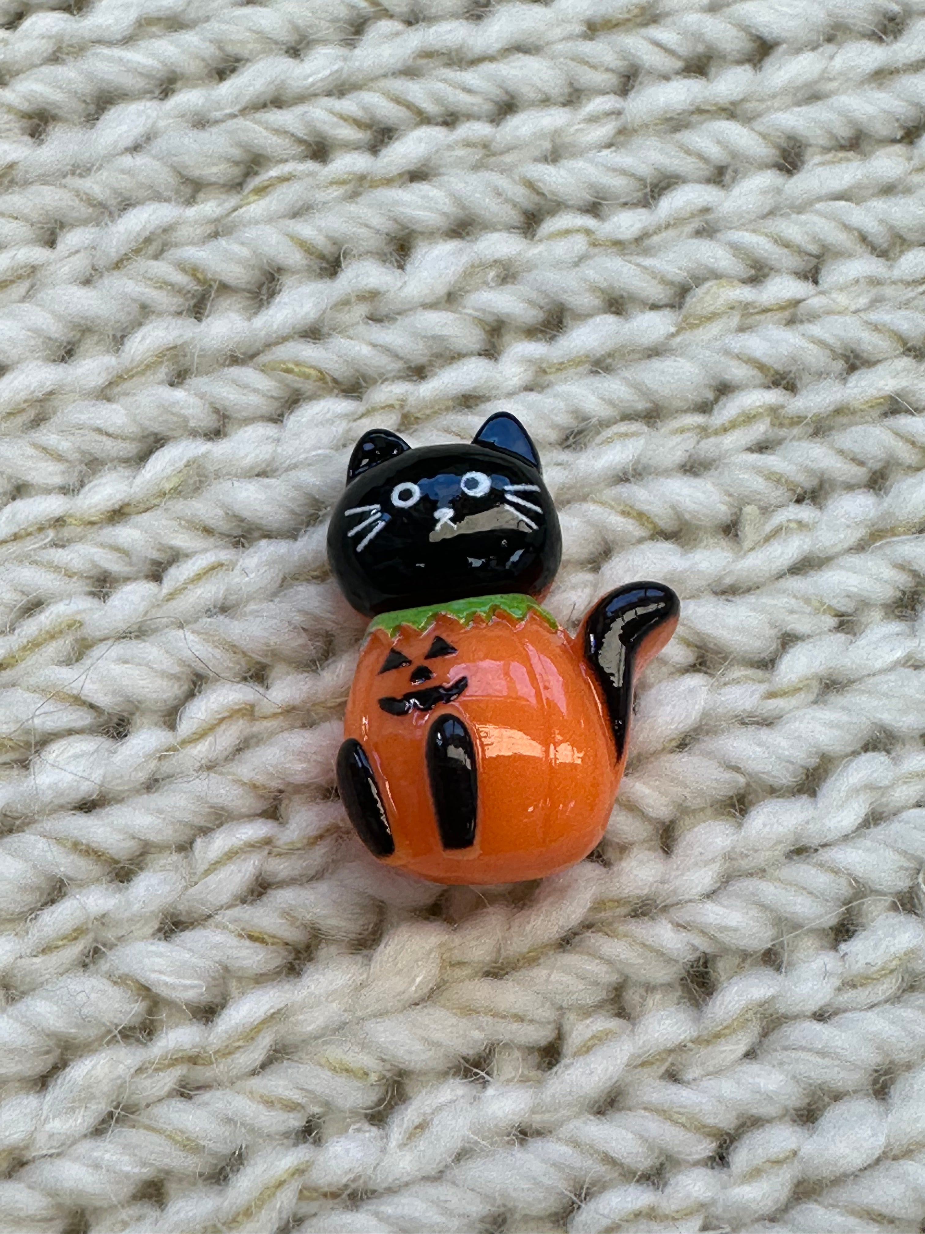 Black Cat in Pumpkin Halloween Button – 20 x 27mm