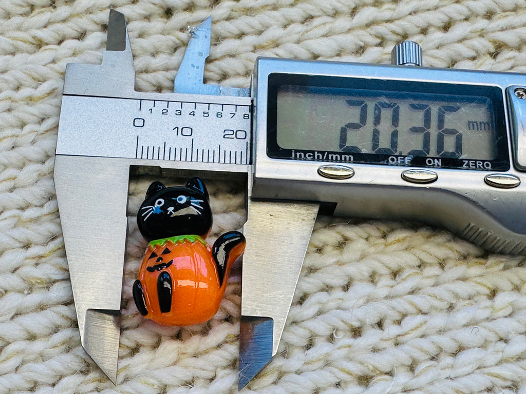 Black Cat in Pumpkin Halloween Button – 20 x 27mm