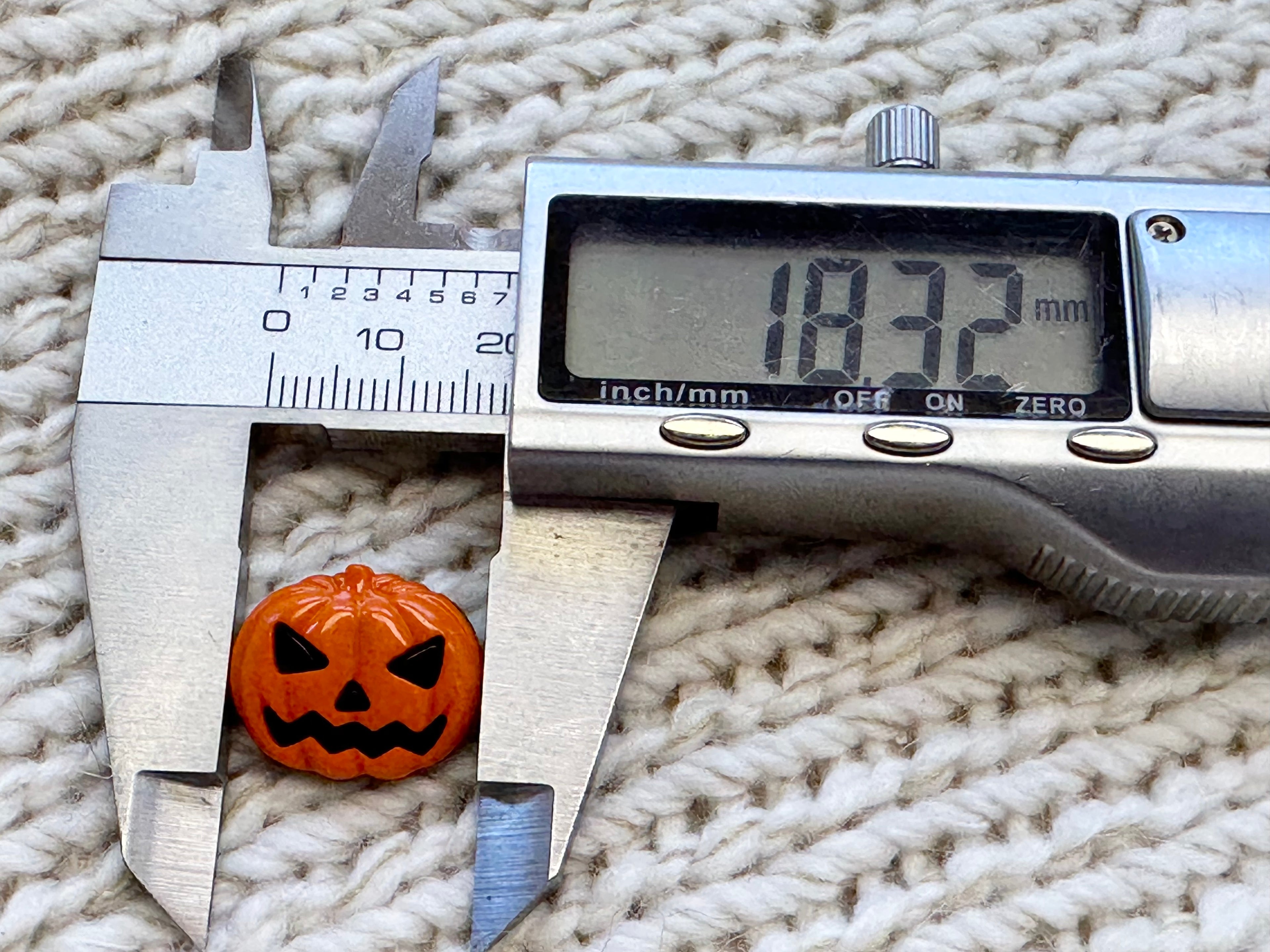 18mm Orange Halloween Pumpkin Button – Jack O Lantern