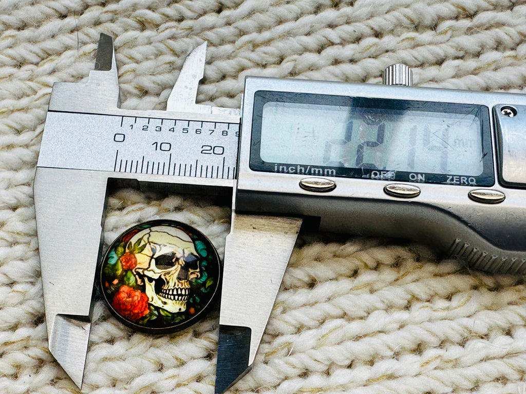 Skull and Roses Glass and Metal Button – 22mm – Single Button