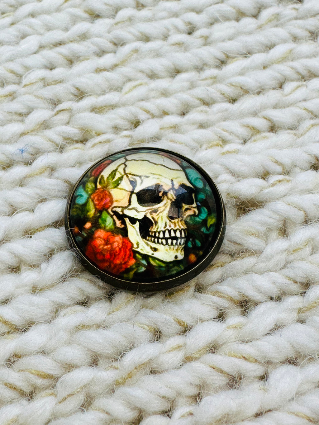 Skull and Roses Glass and Metal Button – 22mm – Single Button