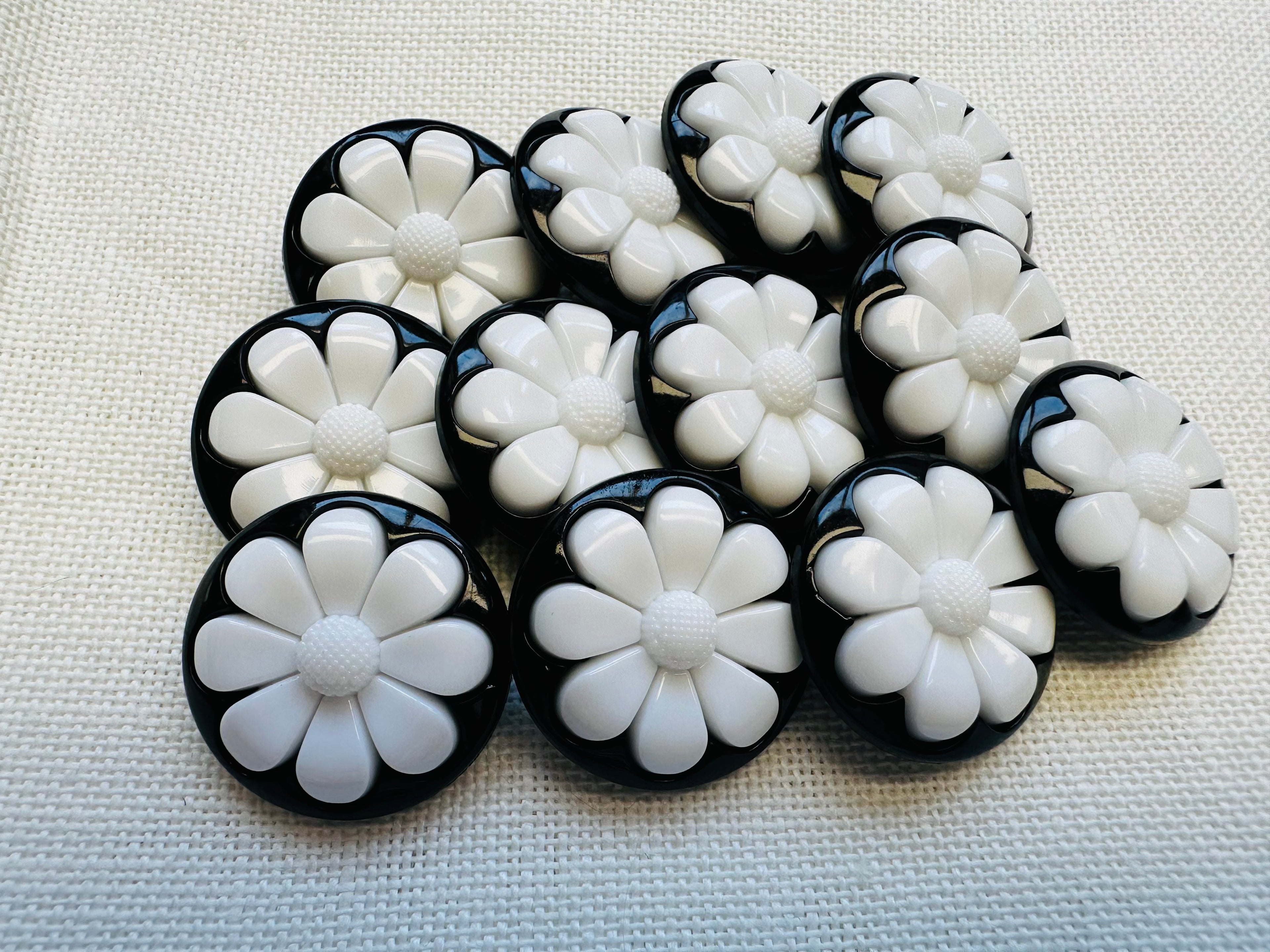 Black & White Daisy Flower Buttons 25mm – Pack of 12