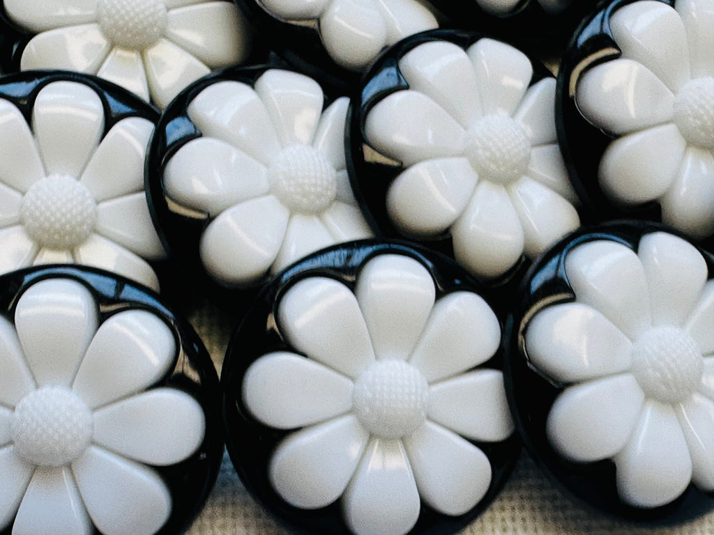 Black & White Daisy Flower Buttons 25mm – Pack of 12