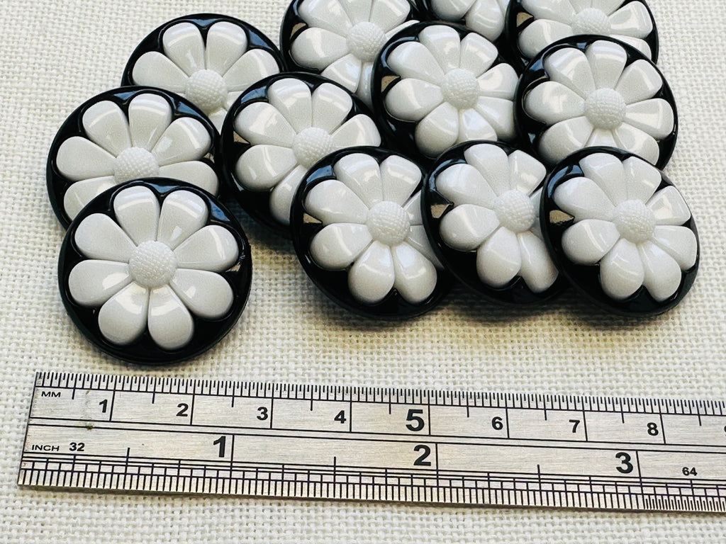 Black & White Daisy Flower Buttons 25mm – Pack of 12