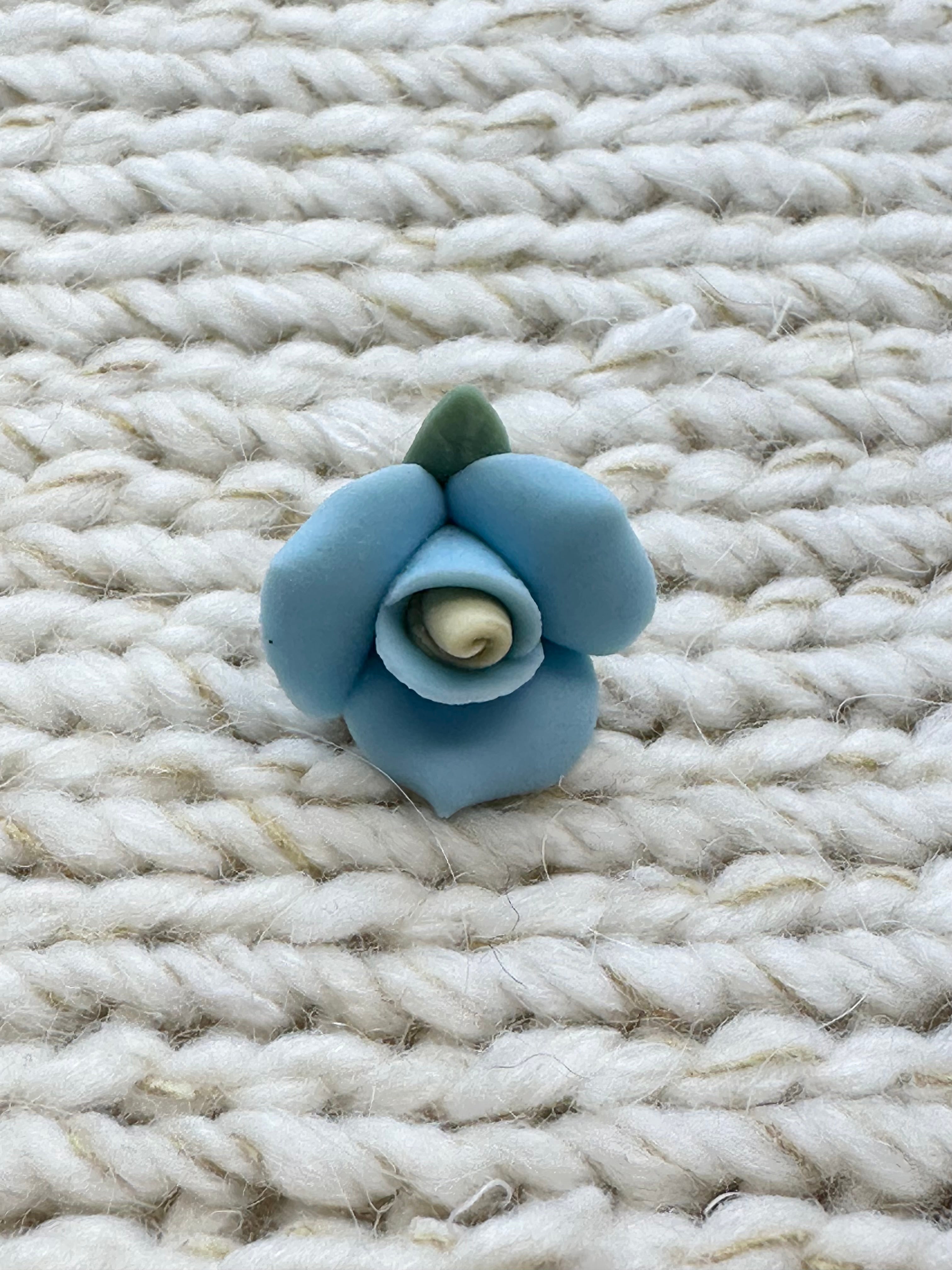 Blue Porcelain Flower Button – 17mm