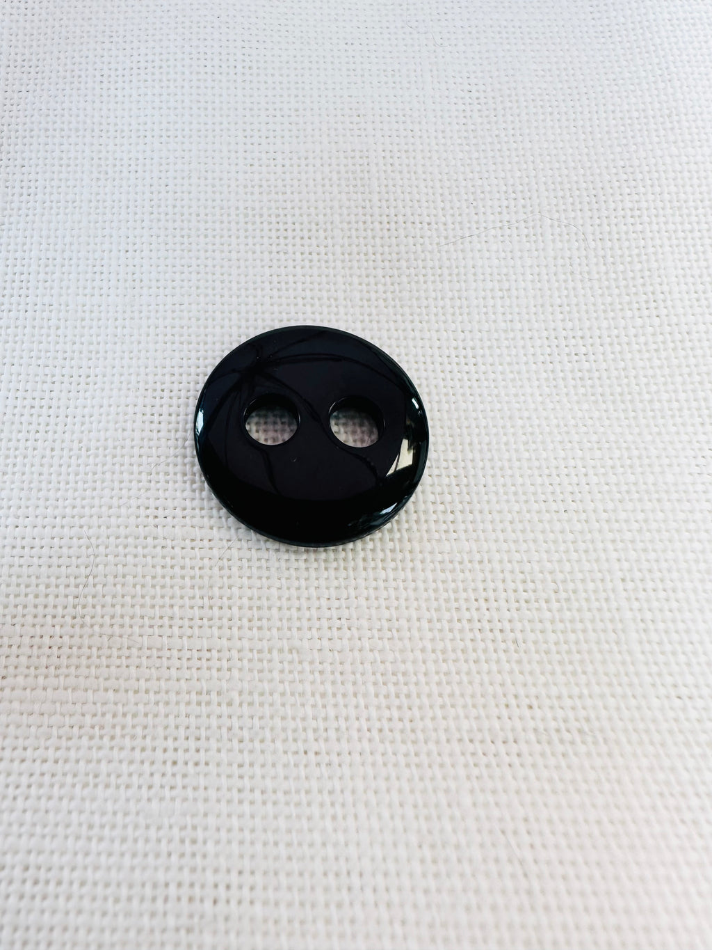 Black Glossy Two-Hole Button – 23mm