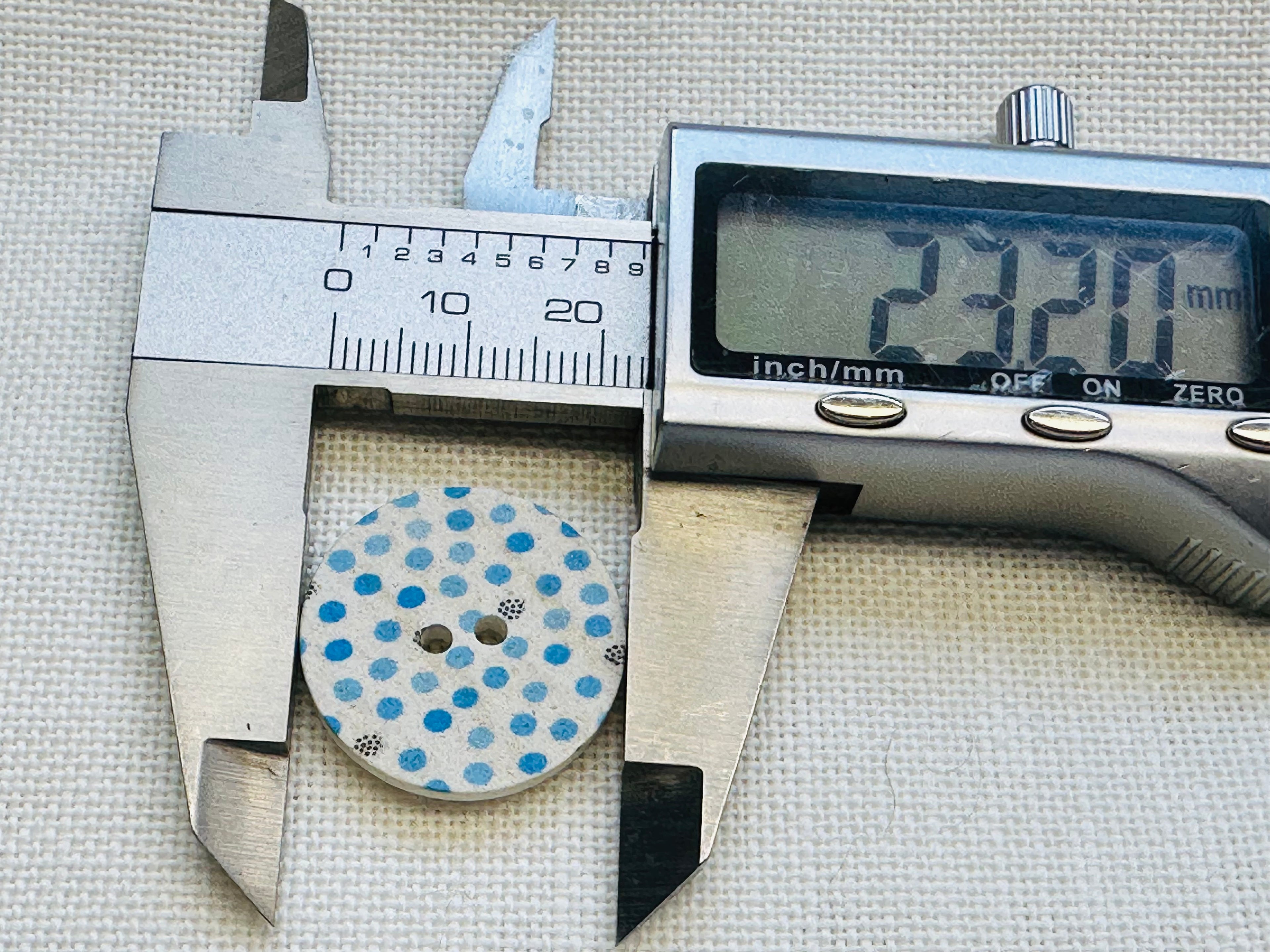 23mm Blue Spot Resin Button