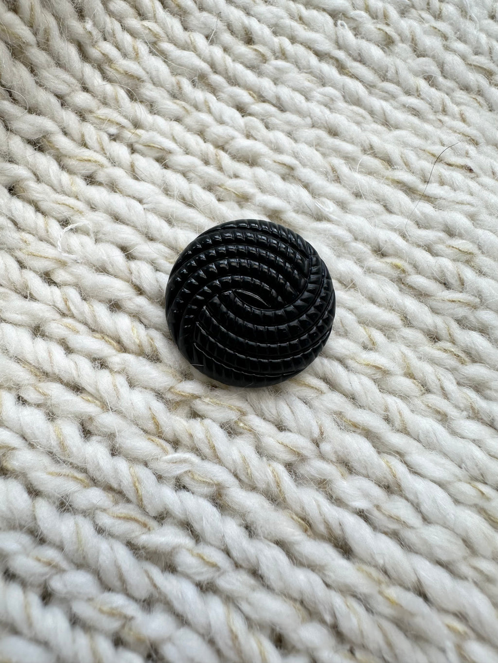 Black Textured Spiral Button – 21mm