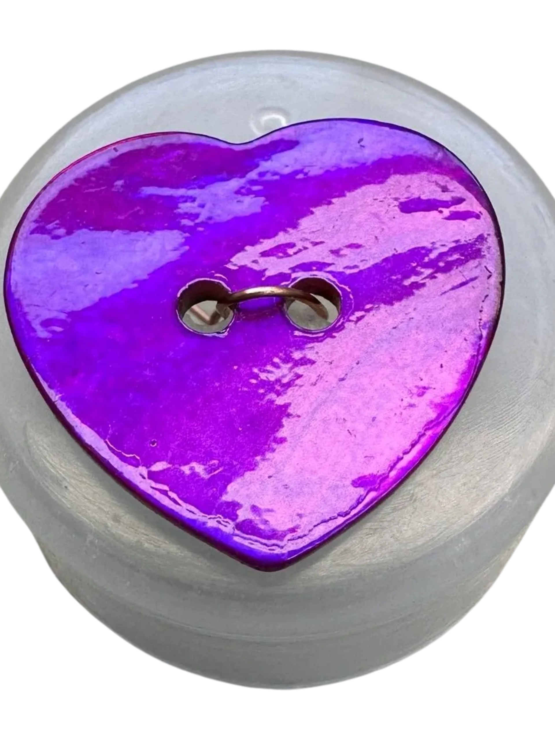 Magenta Agoya shell button 20mm – iridescent heart design – sold individually
